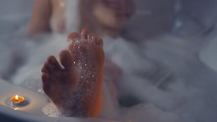 Крашенная сучка позирует голой в ванной комнате