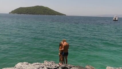 Влюбленная пара занимается романтическим сексом в кустах