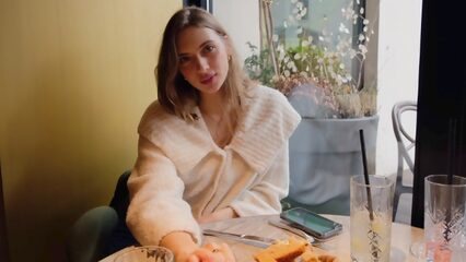 Красотка нежно сосет и трахается в белье