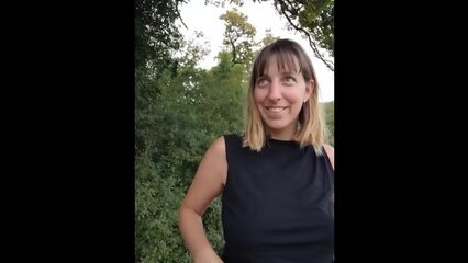 Бессовестная шлюха сосет и ебется на улице
