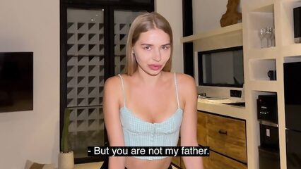Русская давалка лижет яйца перед еблей раком